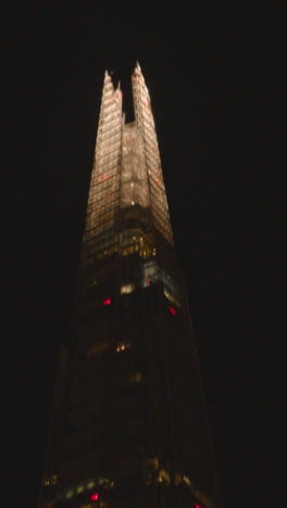 Vertikales-Video,-Das-Das-Äußere-Des-Shard-Bürogebäudes-In-Der-Skyline-Des-Londoner-Geschäftsviertels-Bei-Nacht-Zeigt